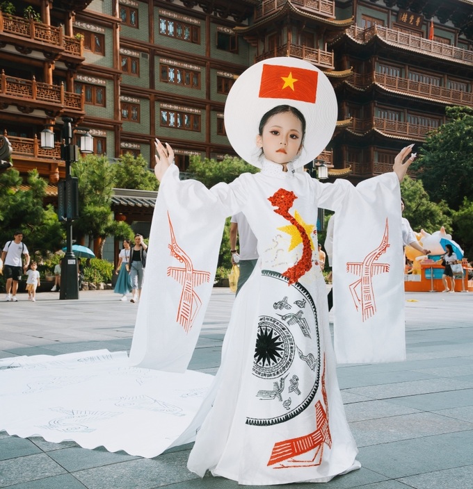 Mẫu nhí Nhật Ánh diện áo dài mang hình ảnh Việt Nam ra nước ngoài
