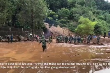 Bộ trưởng Bộ GD&ĐT Phùng Xuân Nhạ chia sẻ khó khăn với học sinh và giáo viên vùng lũ khi đi thăm Trường Phổ thông dân tộc nội trú THCS Nà Ớt - Sơn La