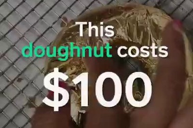 Ngắm nhìn bánh ngọt phủ vàng giá gần 2,3 triệu đồng