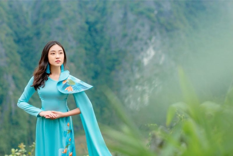 Đại sứ áo dài Việt Nam khoe bộ ảnh tuyệt đẹp trên đỉnh Hang Múa - 4 Đại sứ áo dài Việt Nam khoe bộ ảnh tuyệt đẹp trên đỉnh Hang Múa - 4