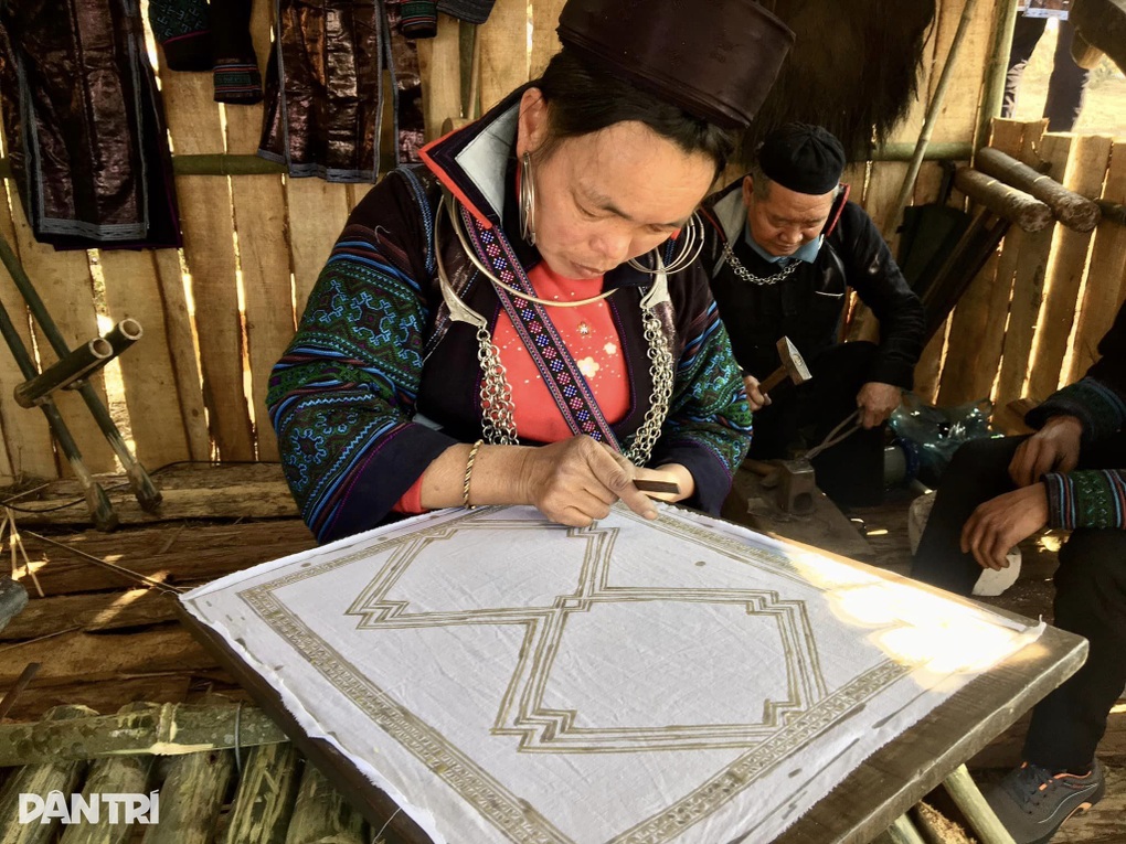 Hàng ngàn người dân Sa Pa háo hức vui hội xuân - 6 Hàng ngàn người dân Sa Pa háo hức vui hội xuân - 6