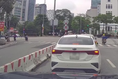 Xe máy đi ngược chiều đốn ngã xe máy vượt đèn đỏ