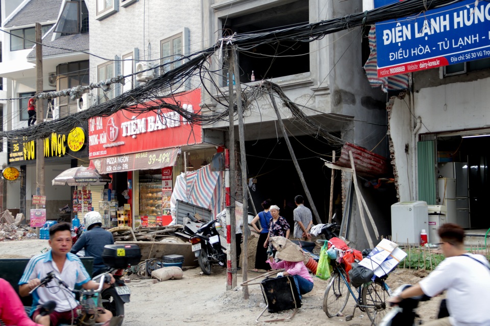 Hà Nội: Hãi hùng cảnh cạm bẫy giăng khắp nơi trên con đường đang mở rộng - 17 Hà Nội: Hãi hùng cảnh cạm bẫy giăng khắp nơi trên con đường đang mở rộng - 17