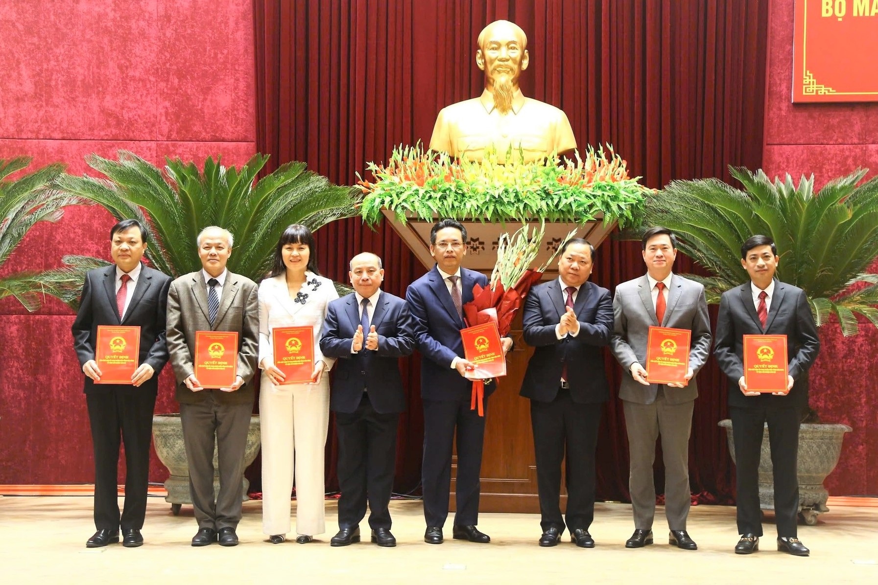 Organisation du système politique de la province de Hoa Binh après la réorganisation - 2 Tổ chức bộ máy hệ thống chính trị tỉnh Hòa Bình sau sắp xếp - 2