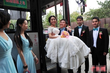 Sợ tắc đường, chú rể đi xe bus rước dâu