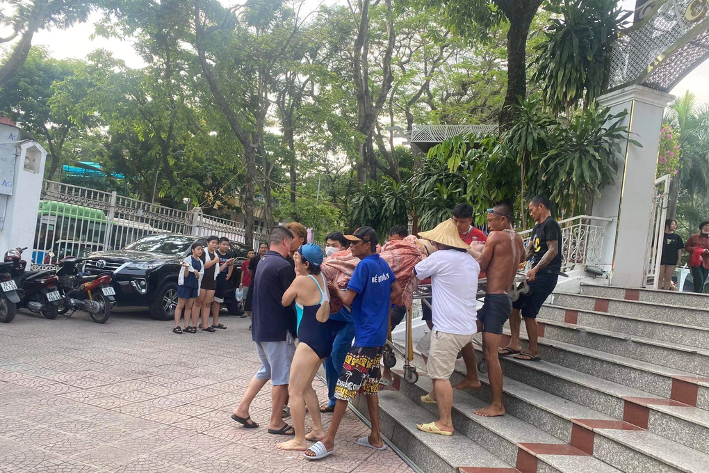 Vụ đuối nước ở bể bơi Công viên Tuổi trẻ: Tưởng nạn nhân đang lặn - 1 Vụ đuối nước ở bể bơi Công viên Tuổi trẻ: Tưởng nạn nhân đang lặn - 1