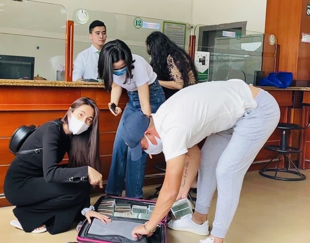 Vì sao huyện Lệ Thủy không thể thống kê tiền từ thiện đoàn Thủy Tiên trao? - 2 Vì sao huyện Lệ Thủy không thể thống kê tiền từ thiện đoàn Thủy Tiên trao? - 2