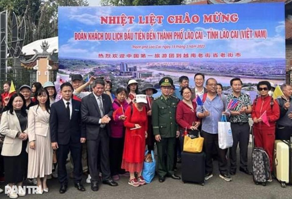 Đón đoàn khách Trung Quốc đầu tiên qua cửa khẩu quốc tế Lào Cai - 1 Đón đoàn khách Trung Quốc đầu tiên qua cửa khẩu quốc tế Lào Cai - 1