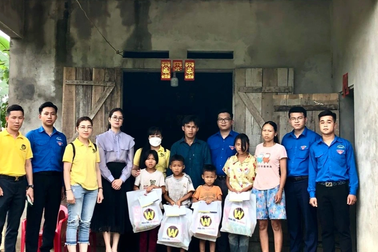 Khám bệnh, phát thuốc, tặng quà trẻ em có hoàn cảnh khó khăn