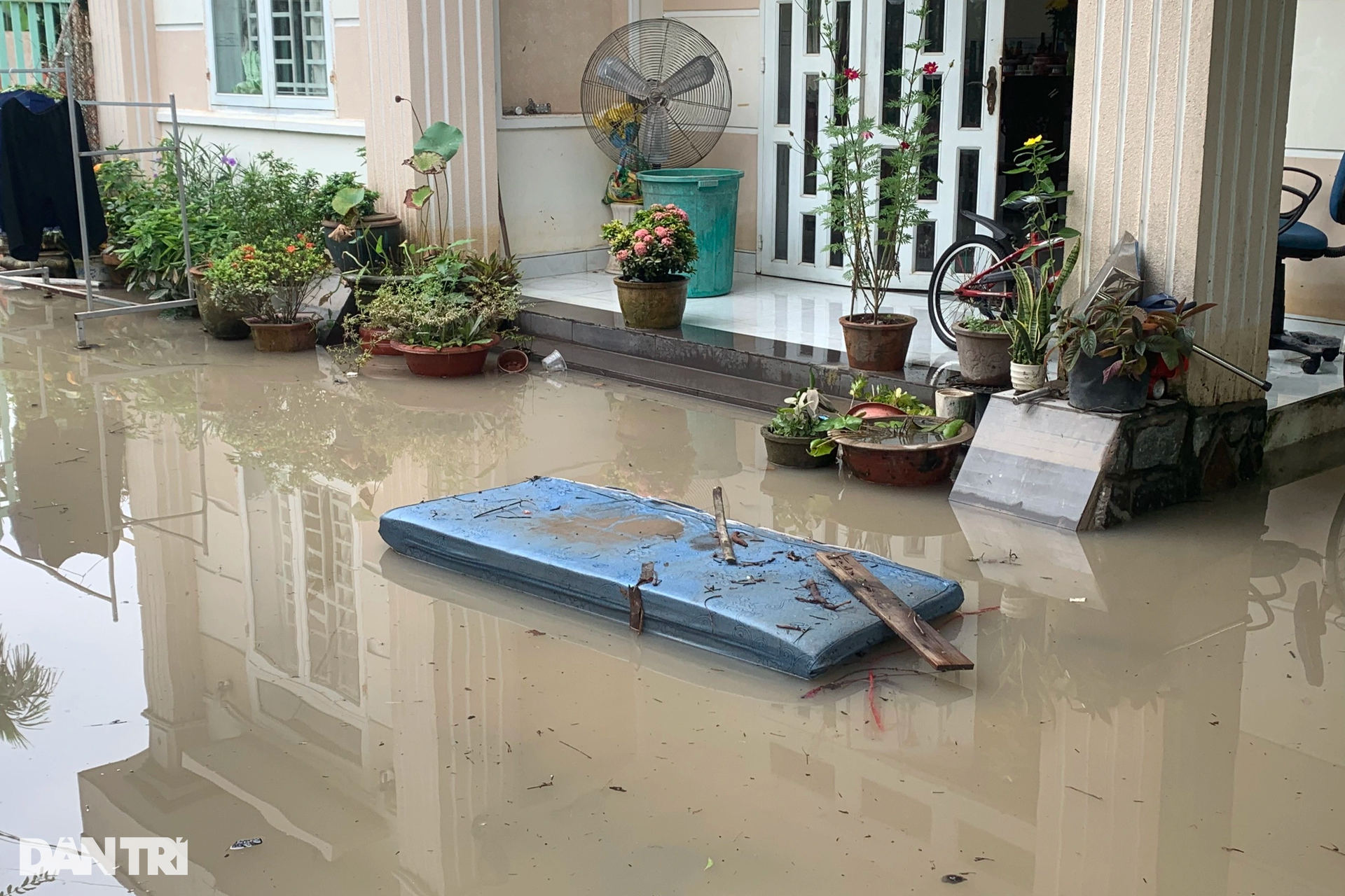 Nhiều người ở Bình Dương không dám ngủ ở nhà vì trận mưa lớn nhất trong năm - 5 Nhiều người ở Bình Dương không dám ngủ ở nhà vì trận mưa lớn nhất trong năm - 5