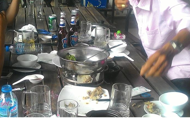 Ép bia rượu thể hiện "đẳng cấp" hay “cạn” văn hóa?