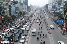 Đường vành đai 2 trên cao ùn tắc dài gần 3km từ Ngã Tư Vọng về Ngã Tư Sở