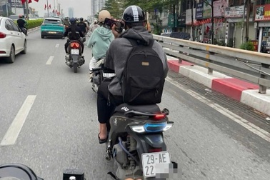 Tài xế xe máy bị trừ 4 điểm giấy phép lái xe vì sử dụng điện thoại