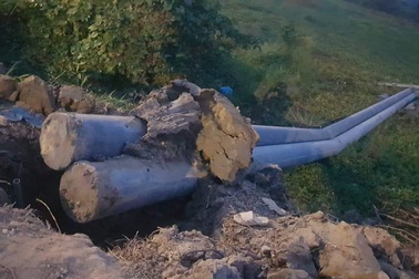 Cột điện đổ đè 2 người thương vong