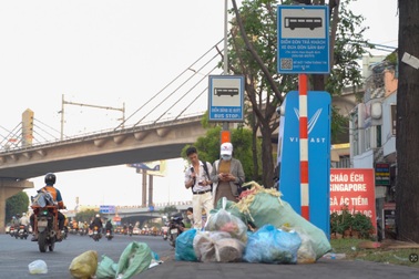 Nhiều điểm dừng xe buýt TPHCM bị lấn chiếm, đầy rác