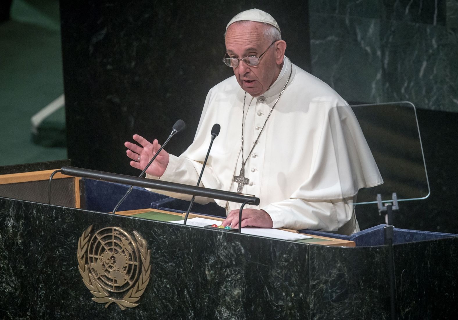 Giáo hoàng Francis phát biểu tại Đại hội đồng Liên hợp quốc vào tháng 9/2015. Trong bài phát biểu của mình, ông kêu gọi các nhà lãnh đạo thế giới áp dụng các giải pháp cụ thể để chống lại tình trạng nghèo đói lan rộng và tàn phá môi trường (Ảnh: AFP).