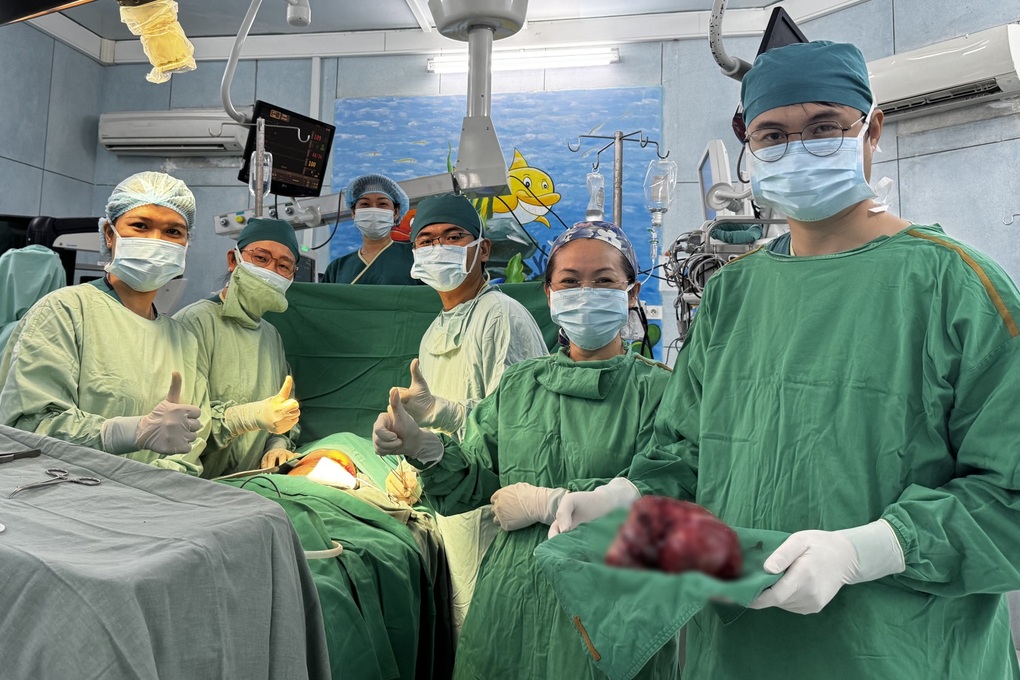 Bụng đột ngột nhô to, bé 6 tháng tuổi phát hiện khối u quái 1,3kg hiếm gặp - 2 Bụng đột ngột nhô to, bé 6 tháng tuổi phát hiện khối u quái 1,3kg hiếm gặp - 2