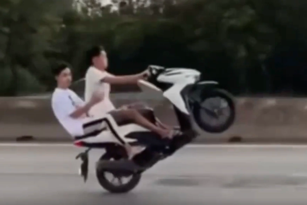Công an mời nhóm thanh niên biểu diễn bốc đầu xe lên làm việc - 1 Công an mời nhóm thanh niên biểu diễn bốc đầu xe lên làm việc - 1