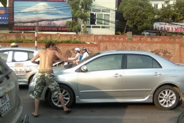 Thực hư ông Tây chặn xe lau kính vì “bị cướp” ở Hà Nội?