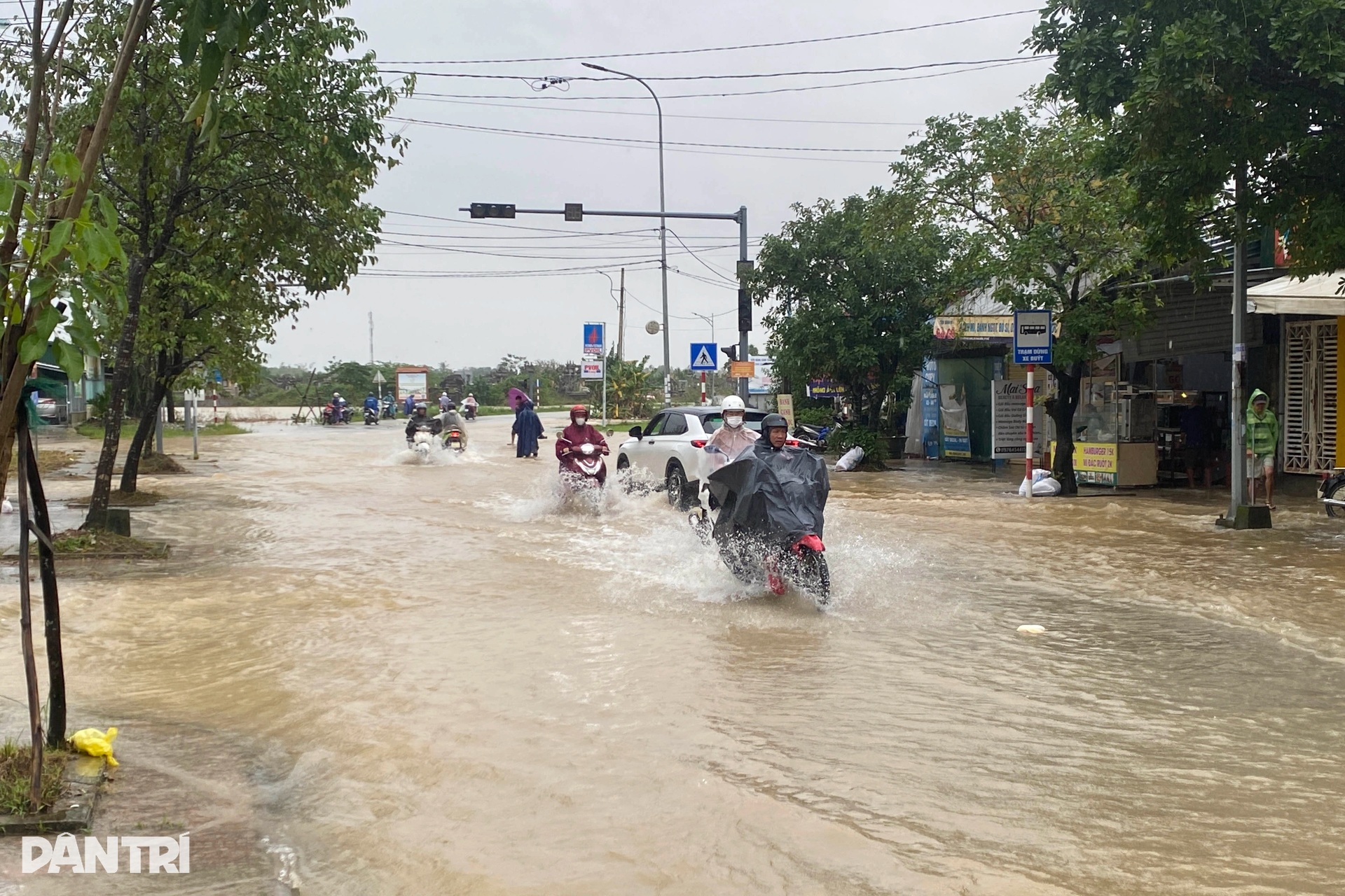 Nhiều ngôi làng ở Huế lại bị nước lũ nhấn chìm - 6 Nhiều ngôi làng ở Huế lại bị nước lũ nhấn chìm - 6