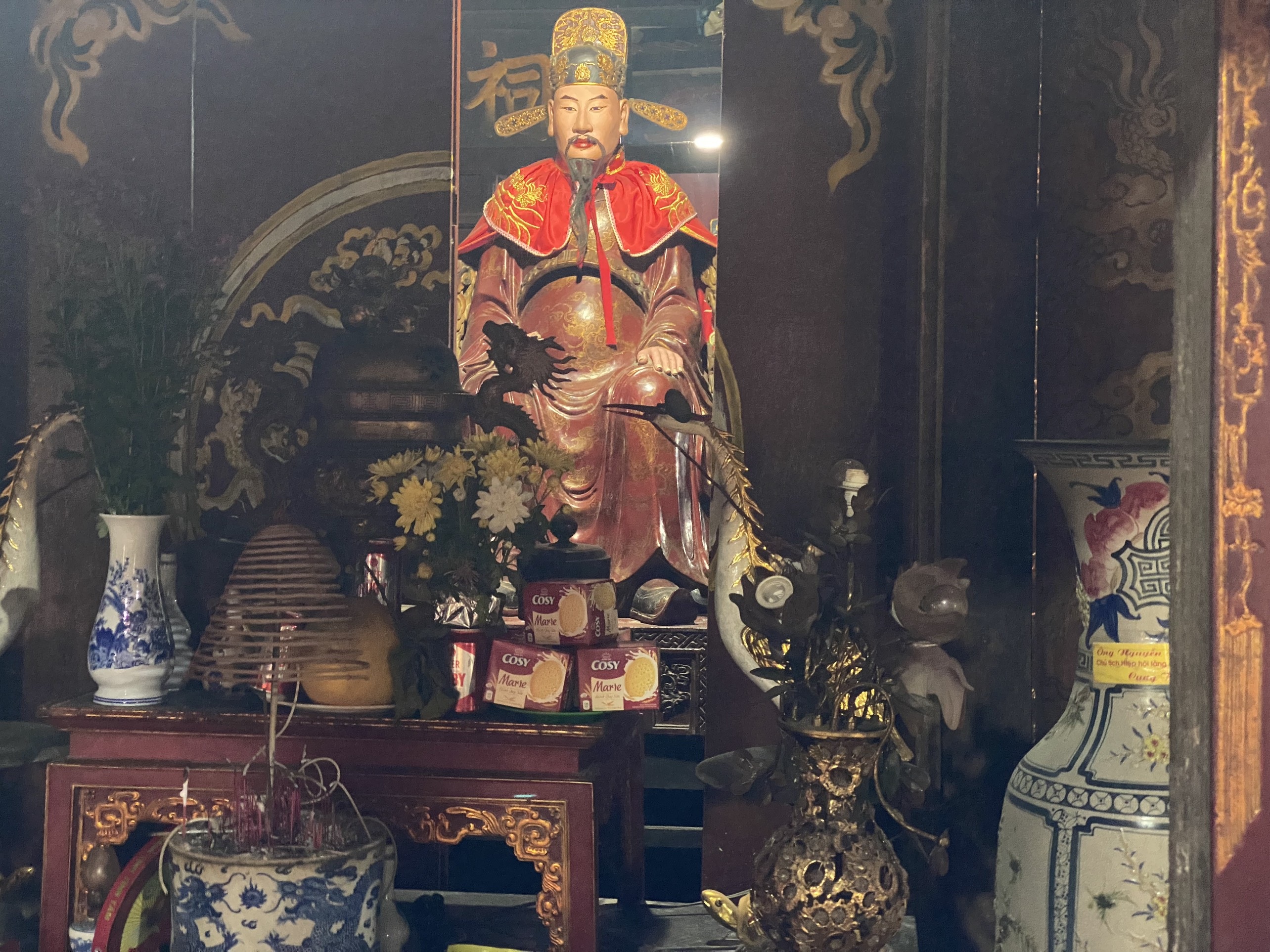 View - Khám phá bức tượng kỳ lạ biết đứng lên, ngồi xuống trong ngôi miếu cổ | Báo Dân trí