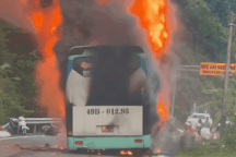 Xe cháy ngùn ngụt giữa đèo, hành khách tháo chạy