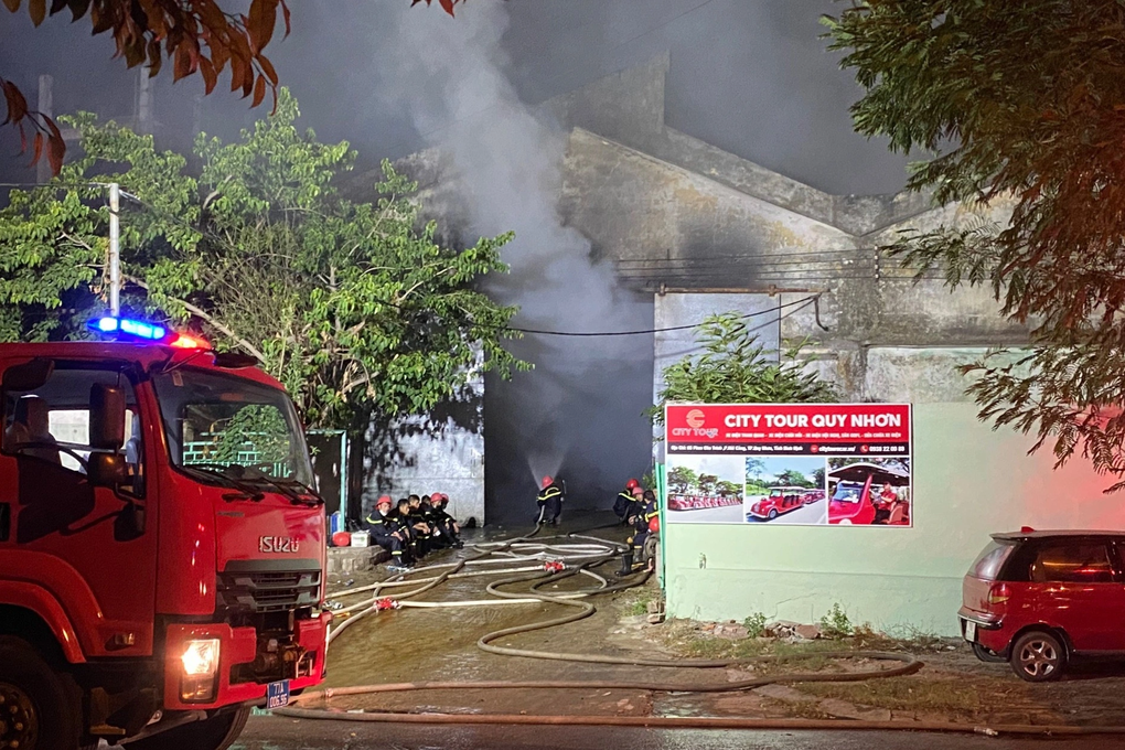 Kho hàng ở Quy Nhơn cháy lớn - 2 Kho hàng ở Quy Nhơn cháy lớn - 2