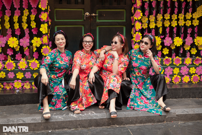 Thiếu nữ chịu rét diện áo dài chụp ảnh Tết trên phố Hà Nội