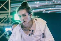 Tình trạng của vũ công bị màn hình LED 600kg rơi trúng người sau một năm