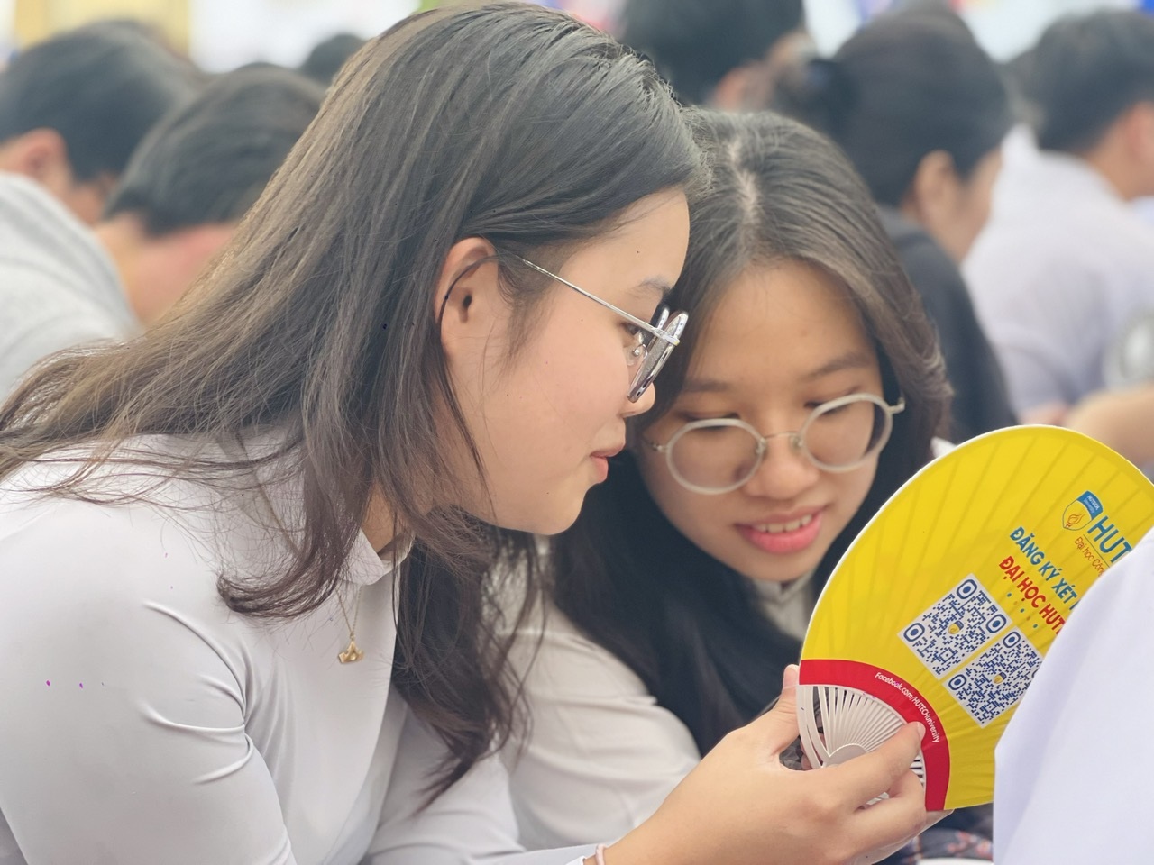 ส่ายหัวกับคะแนนวิชาการ ม.กังวลคะแนนไม่สุจริต? - 1 Lắc đầu với điểm học bạ, trường đại học lo điểm không trung thực? - 1