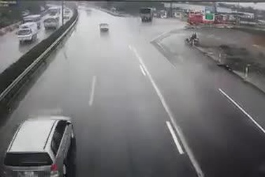 Hình ảnh vụ tai nạn nghiêm trọng giữa xe cứu hỏa và xe khách