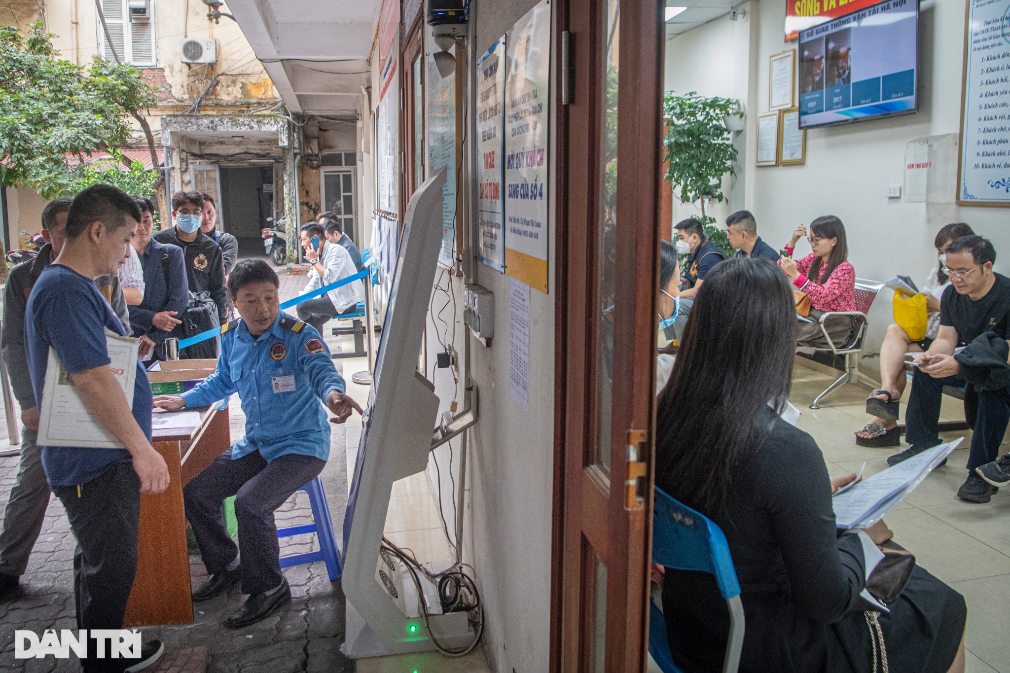 Xếp hàng rồng rắn chờ đổi giấy phép lái xe ở Hà Nội - 9