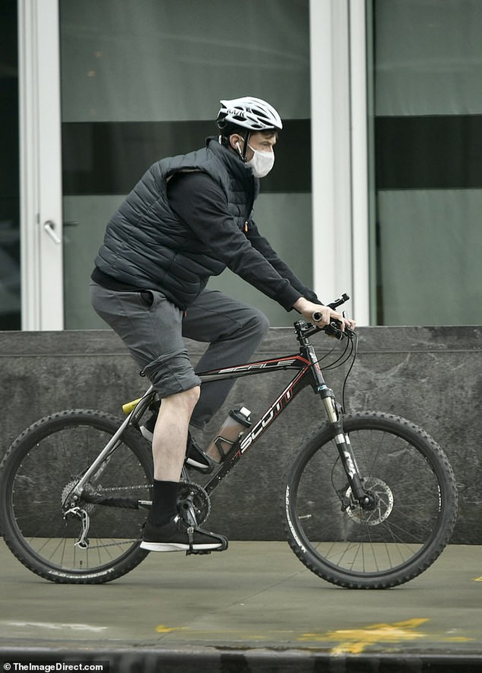 Người sói Hugh Jackman đeo khẩu trang ra phố - 1 Người sói Hugh Jackman đeo khẩu trang ra phố - 1