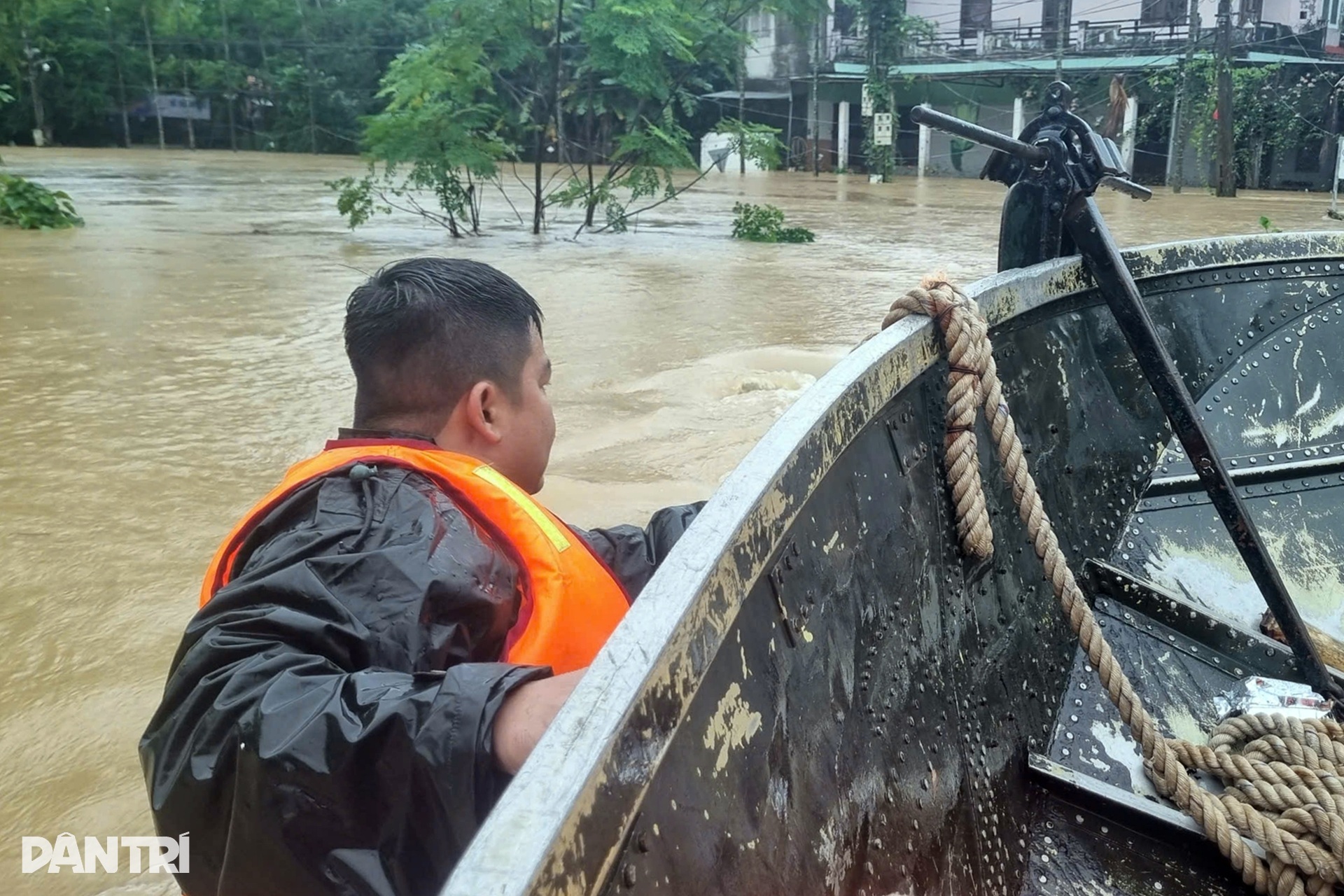 Bộ đội vượt lũ cứu người phụ nữ suy kiệt vì 4 ngày chưa được chạy thận - 5 Bộ đội vượt lũ cứu người phụ nữ suy kiệt vì 4 ngày chưa được chạy thận - 5