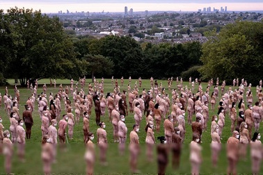 220 người khỏa thân đeo khẩu trang để... phục vụ nghệ thuật