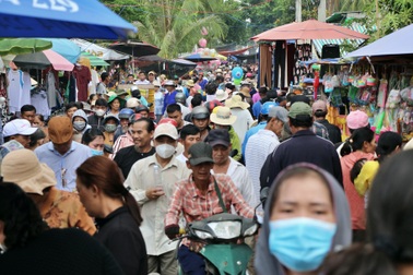 Hàng chục nghìn người chen chân ở đám giỗ lớn nhất miền Tây