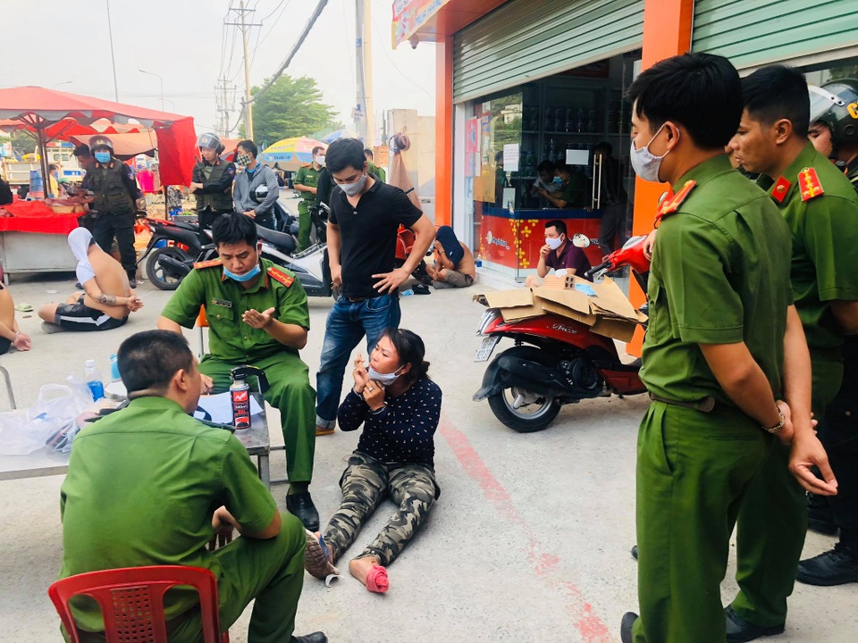 Nhóm giang hồ bảo kê ngày ngày thu tiền của tiểu thương - 1 Nhóm giang hồ bảo kê ngày ngày thu tiền của tiểu thương - 1