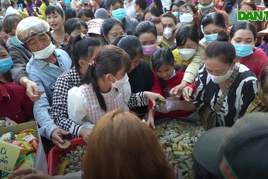 Dùng lá cây thay tiền mua đồ ăn ở phiên chợ lá tại Tây Ninh