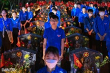 Nghĩa trang liệt sĩ Hà Nội bừng sáng hàng nghìn ngọn nến tri ân dịp 27/7