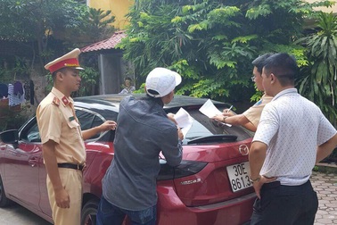 Tài xế Mazda 3 đánh võng náo loạn Cầu Diễn bị phạt 14 triệu