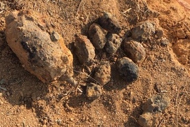 Tá hỏa phát hiện nhiều vật nổ sát trường học