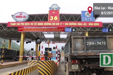 Nhiều tài xế dừng xe phản đối ở trạm BOT Hòa Lạc - Hòa Bình gây ùn tắc kéo dài