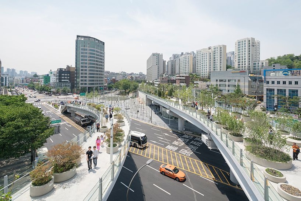 Cầu vượt trên cao hóa công viên giữa phố với hàng ngàn cây xanh - 2