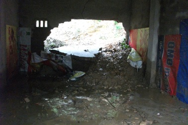 Sạt lở núi, 13 căn nhà bị hư hỏng 