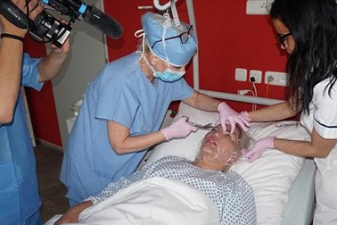 "Búp bê Ken" Rodrigo Alves sang Séc "tân trang nhan sắc"