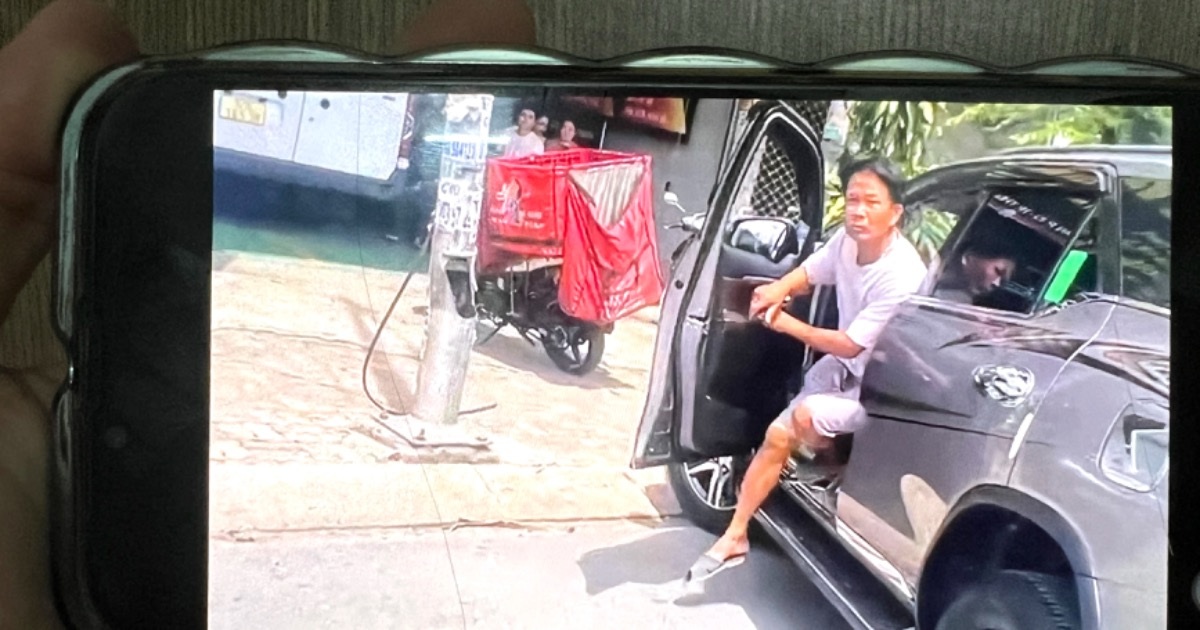 Tài xế lái ô tô ngược chiều, đòi đánh người quay video ở TPHCM