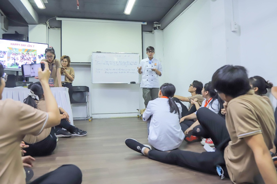 Học viên ngành dịch vụ tiếp cận kỹ năng và tư duy hội nhập - 2 Học viên ngành dịch vụ tiếp cận kỹ năng và tư duy hội nhập - 2