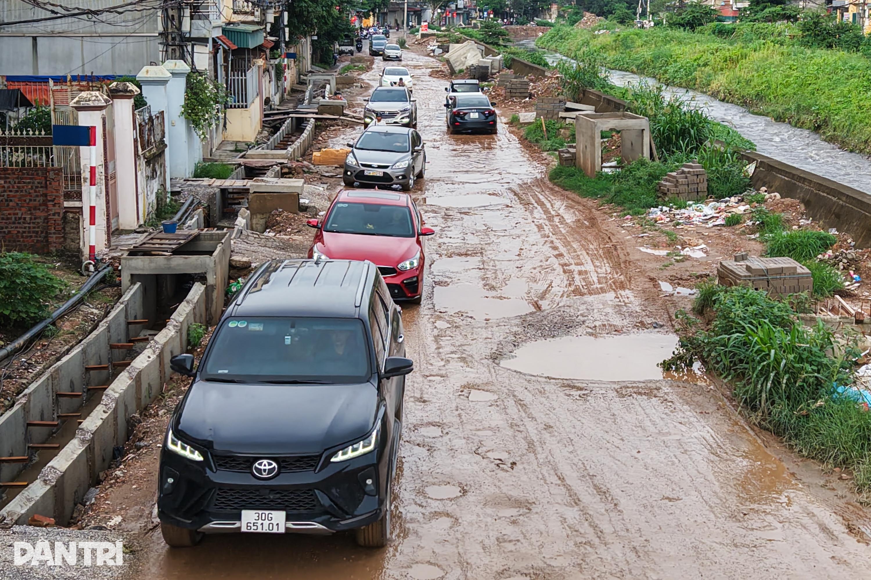 Hà Nội: Thi công đường cao hơn nền nhà dân 1m khiến nhiều gia đình khốn khổ - 2 Hà Nội: Thi công đường cao hơn nền nhà dân 1m khiến nhiều gia đình khốn khổ - 2