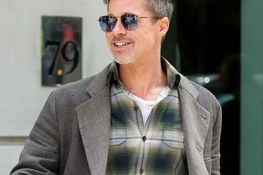 Brad Pitt tươi rói khi tiếp xúc với phóng viên