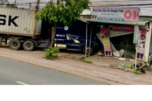 Xe container mất lái lao vào 3 ki ốt bên đường, tông bẹp một ô tô du lịch